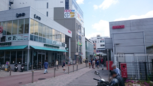 鶴川駅前の商店街