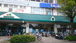 スーパーマーケットと家電量販店（鶴川駅前）